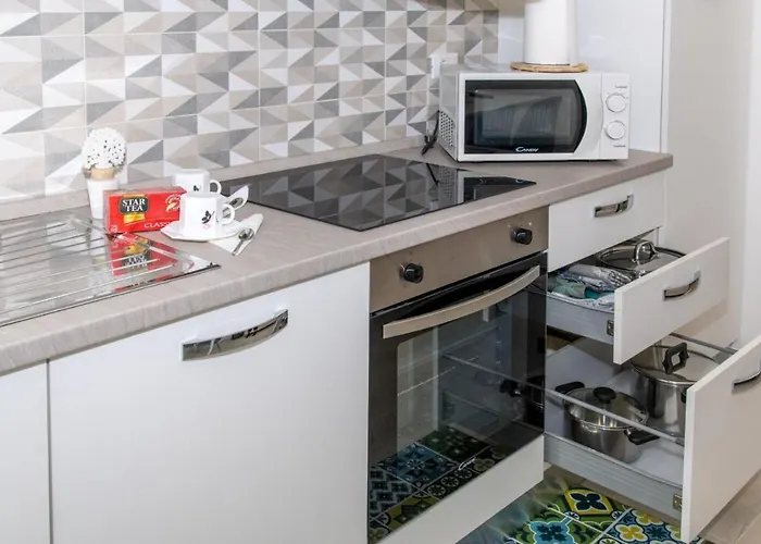 The Palm Sisters - Navigli, Bocconi * מילאנו