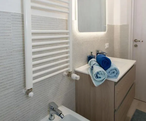 The Palm Sisters - Navigli, Bocconi *