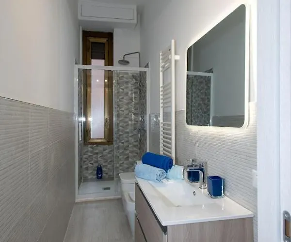 The Palm Sisters - Navigli, Bocconi * מילאנו