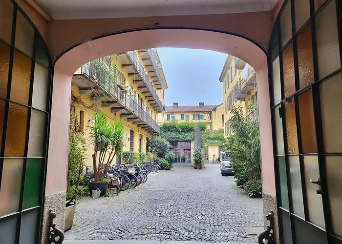 - Nella Corte Dei Navigli * Milán