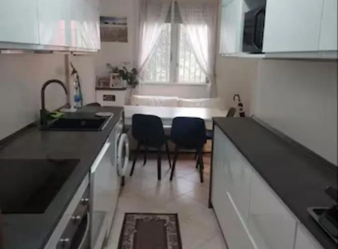 Sala Con Divano Matrimoniale Nel Vicino Metro Pensjonat Mediolan