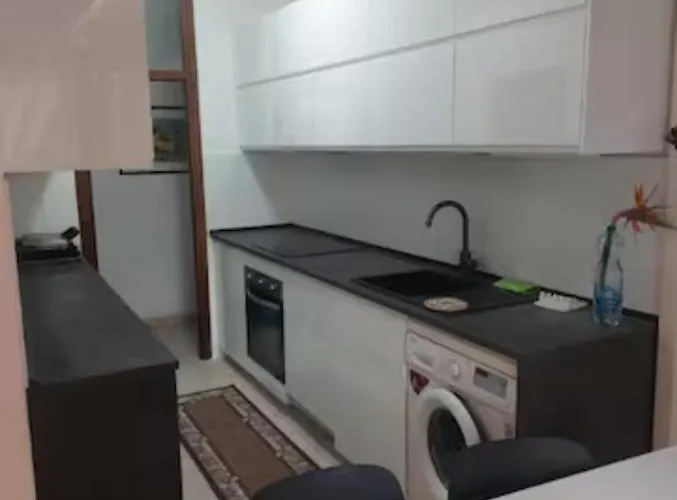 Sala Con Divano Matrimoniale Nel Vicino Metro Pensjonat Mediolan