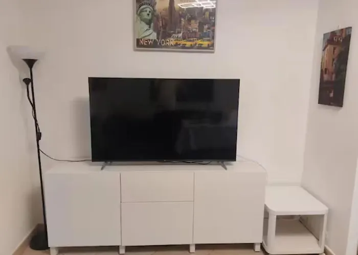 Sala Con Divano Matrimoniale Nel Vicino Metro