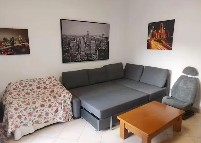 Sala Con Divano Matrimoniale Nel Vicino Metro