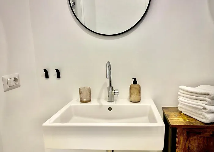 Modern M4 Tolstoj Self-check-in Milano