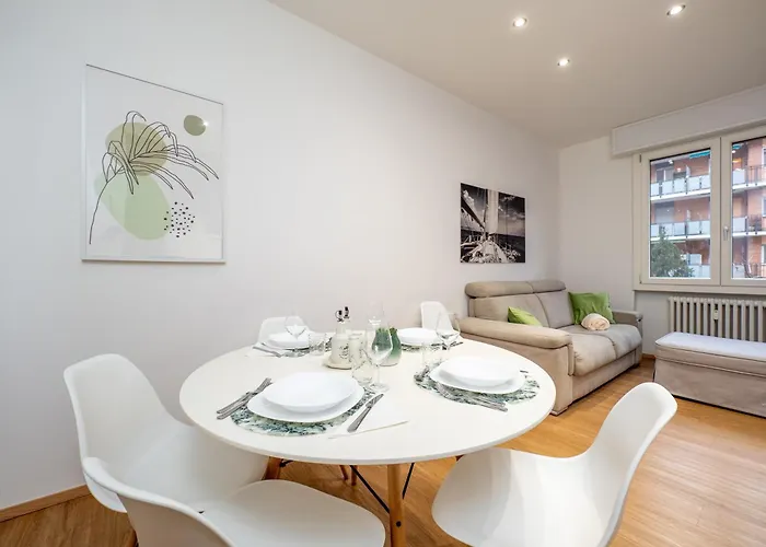 5 Guests - Modern With Balcony Apartment