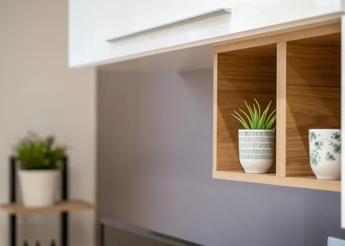 Apartment 5 Guests - Modern With Balcony