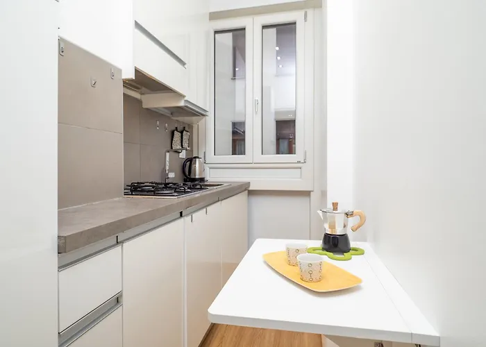 5 Guests - Modern With Balcony