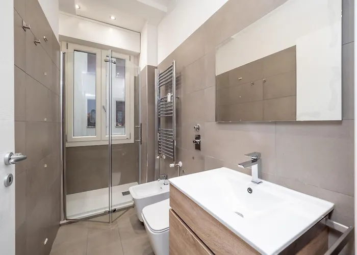 5 Guests - Modern With Balcony