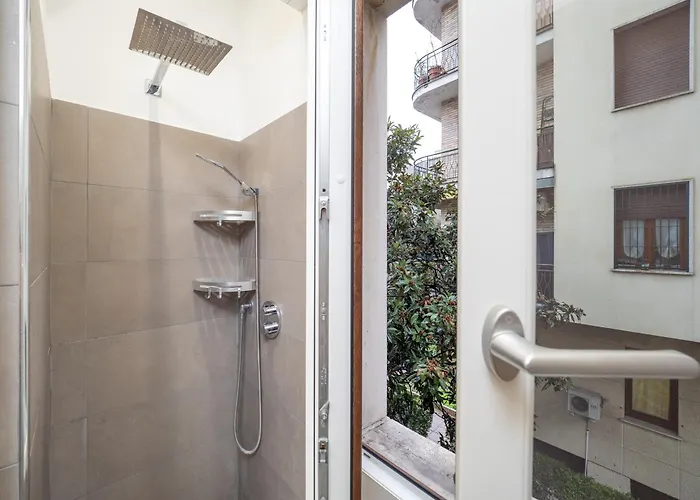 5 Guests - Modern With Balcony Apartment