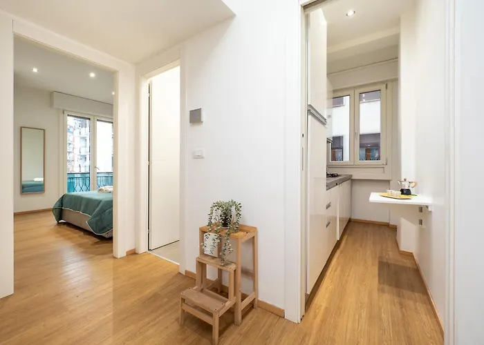 5 Guests - Modern With Balcony