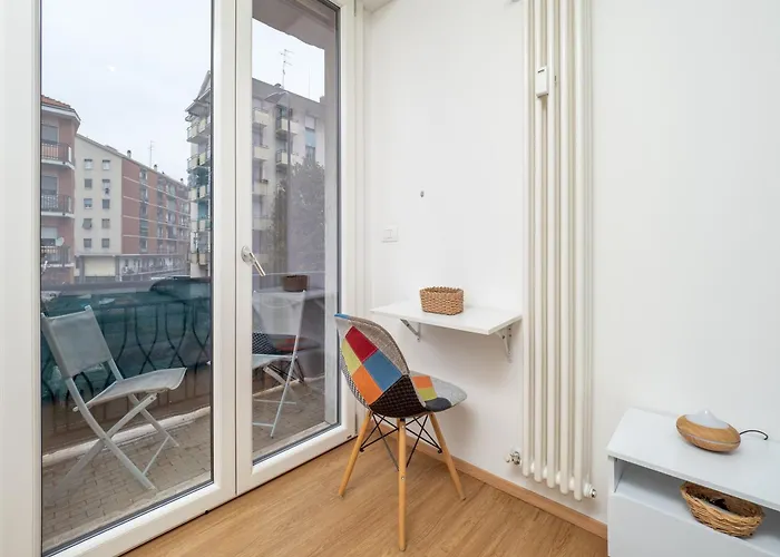 5 Guests - Modern With Balcony Milan