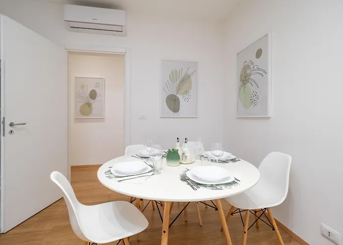 5 Guests - Modern With Balcony