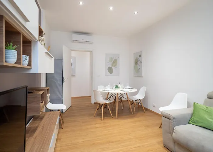 5 Guests - Modern With Balcony Apartment Milan