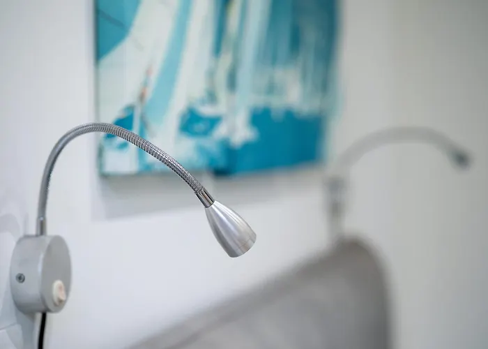 Apartment 5 Guests - Modern With Balcony *