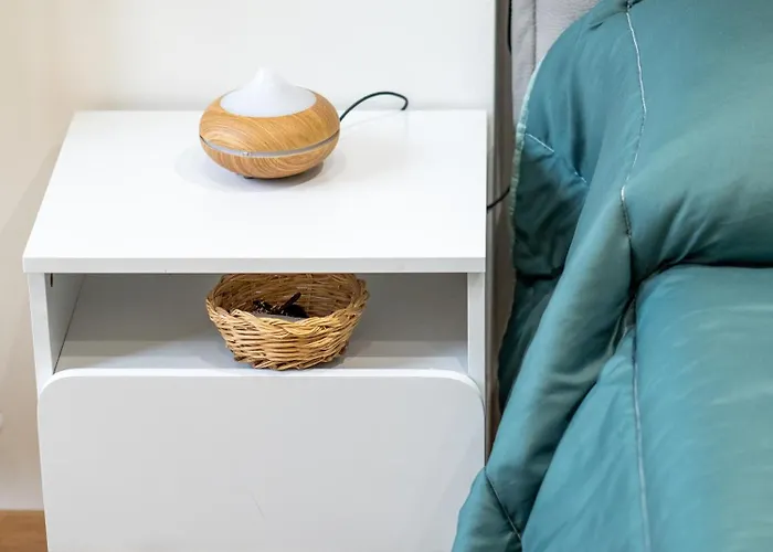 Apartment 5 Guests - Modern With Balcony *