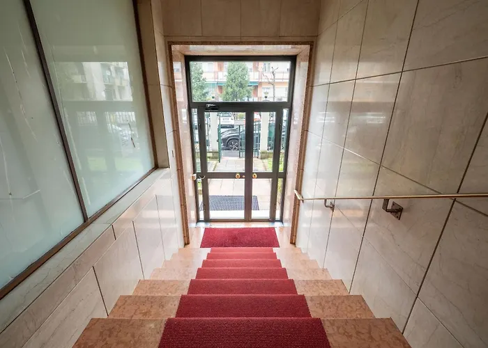 5 Guests - Modern With Balcony