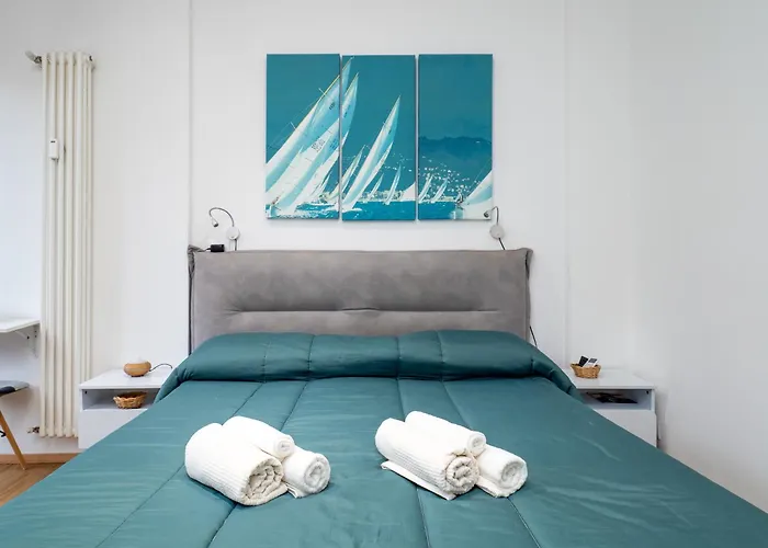 Apartment 5 Guests - Modern With Balcony *