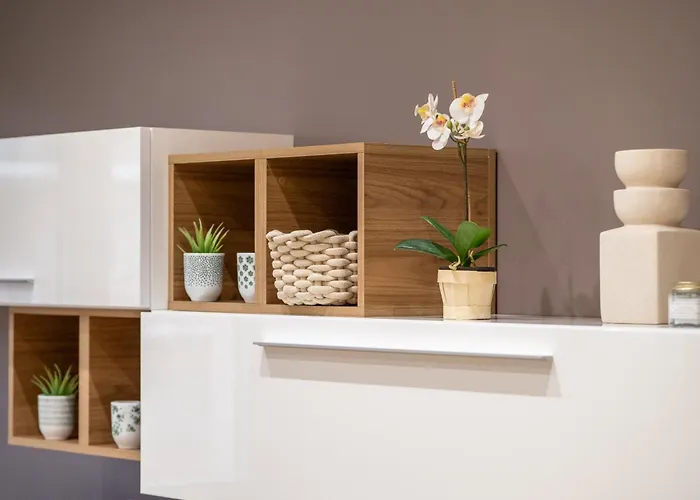 5 Guests - Modern With Balcony