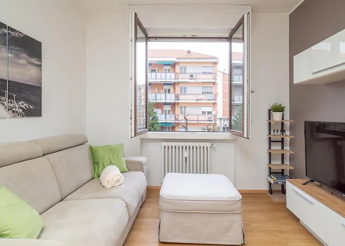 Apartment 5 Guests - Modern With Balcony *