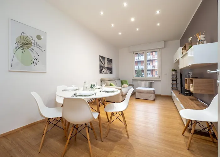 Apartment 5 Guests - Modern With Balcony *