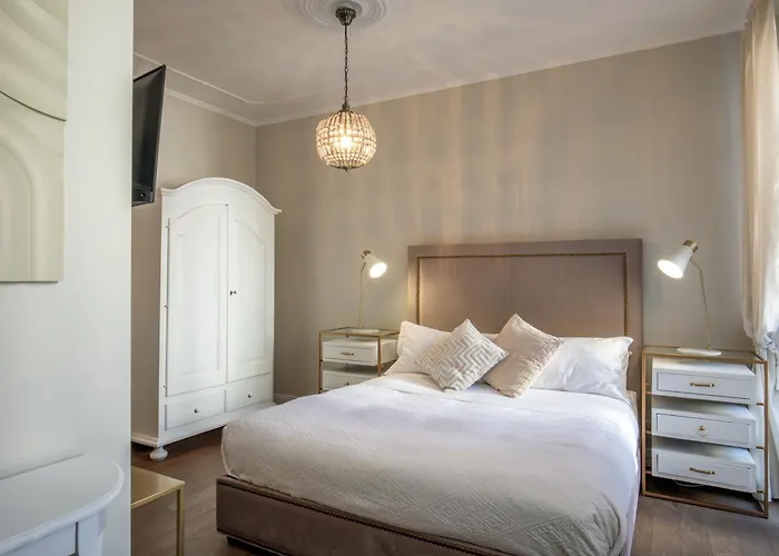 Πανσιόν Daplace - Corso Monforte 3*
