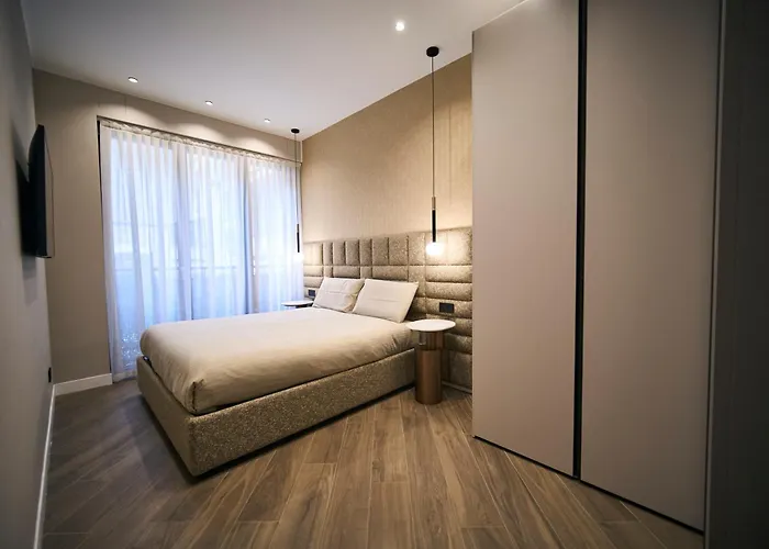 Monet Golden House Next To Duomo Milánó