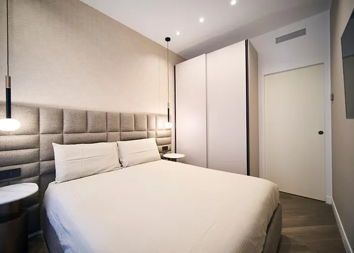 Monet Golden House Next To Duomo * מילאנו