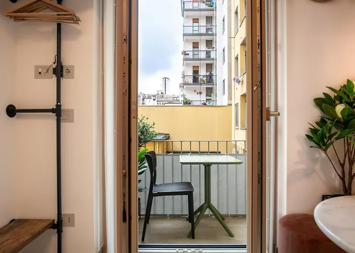 Pink Flamingo Balcony By Station Milán