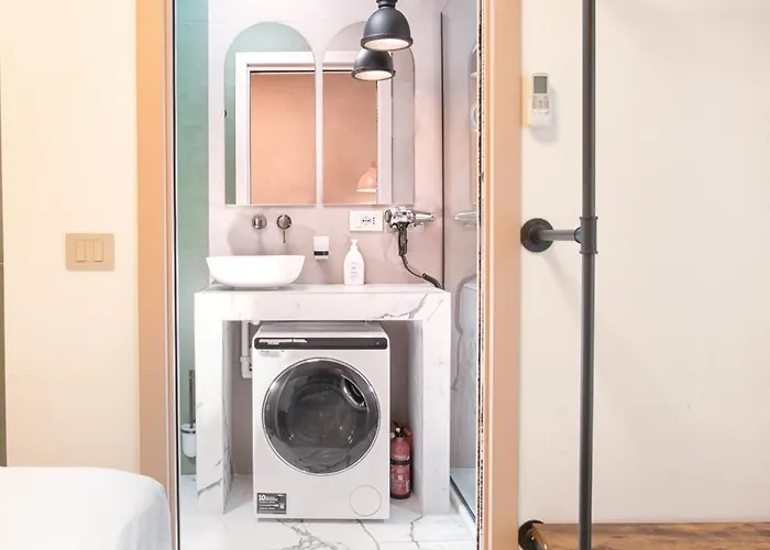 Pink Flamingo Balcony By Station Milán