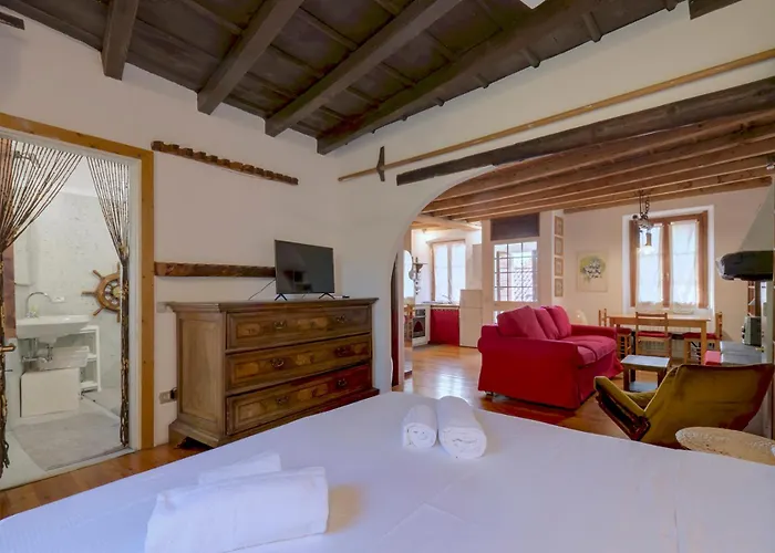 Apartment Navigli, Caratteristico Milanese Milan