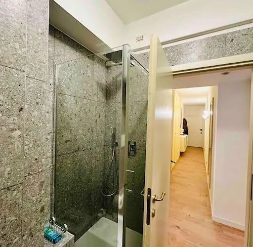 Stylish Boutique Next To Duomo 米兰