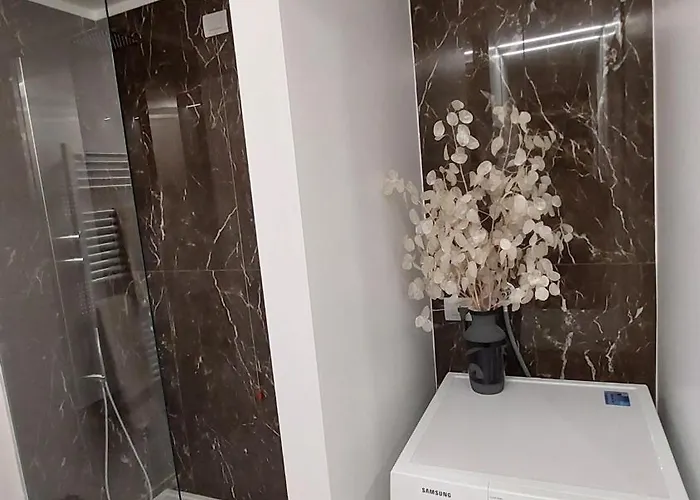 Moderno Tra Stazione E Loreto *