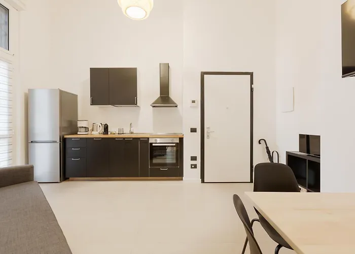 Guesthost - Cozy Corner With Balcony And Private Garage!