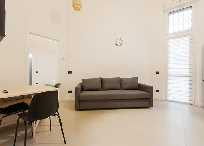 Guesthost - Cozy Corner With Balcony And Private Garage!