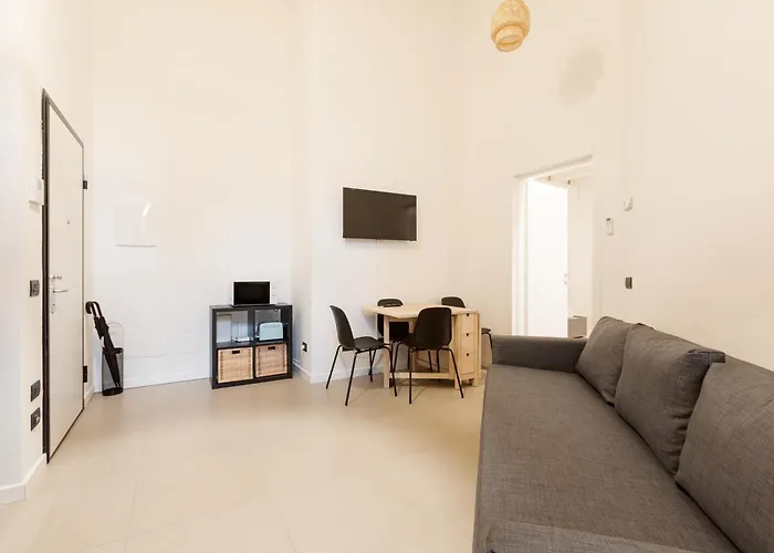 Guesthost - Cozy Corner With Balcony And Private Garage! *