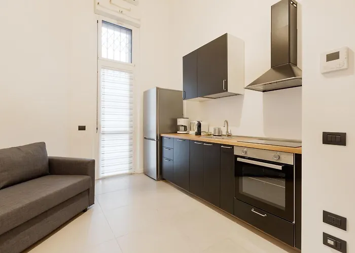 Guesthost - Cozy Corner With Balcony And Private Garage!