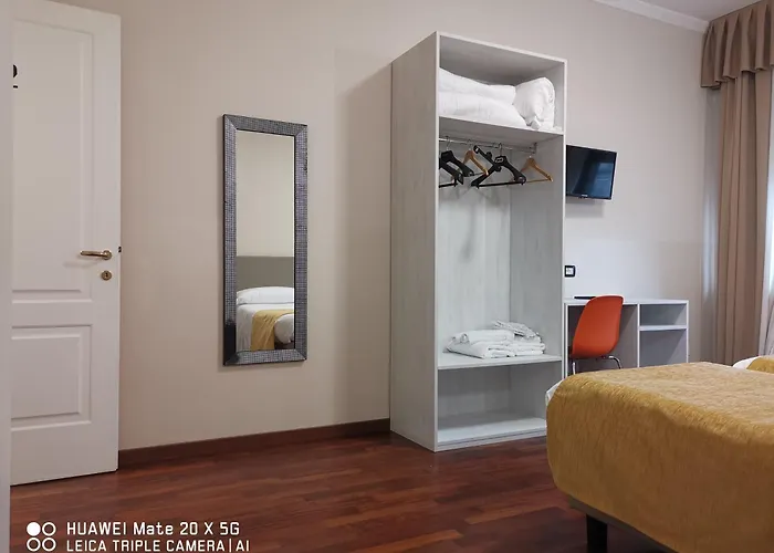 Station Group - Via Sammartini 15 4*