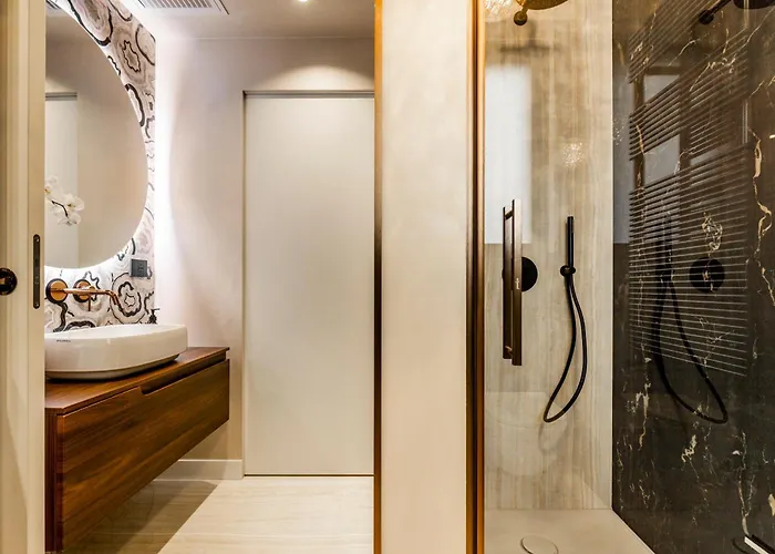 Gogh Golden House Next To Duomo Milaan