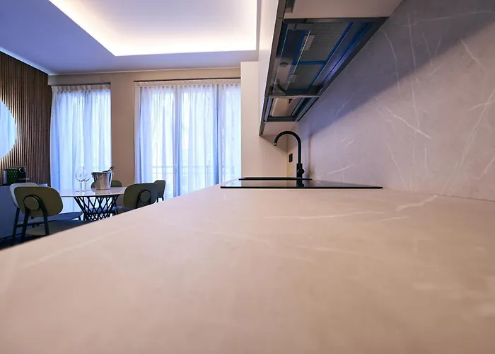 Monet Golden House Next To Duomo Milánó