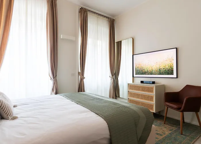 Proudlymi - Nuovo 3 Moscova מילאנו