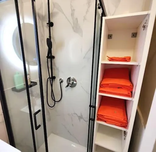 Casa Cloclo: Design & Vintage Above Subway 公寓 *