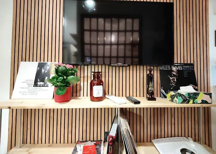 Casa Cloclo: Design & Vintage Above Subway 公寓 *