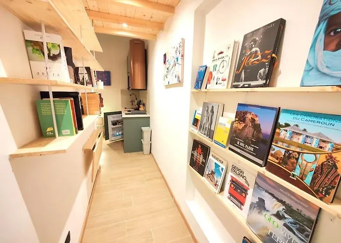 Apartment Casa Mamo: Design & Vintage Above Subway *