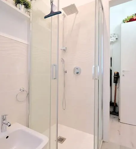 Suite-6 Centro-porta Romana شقة *