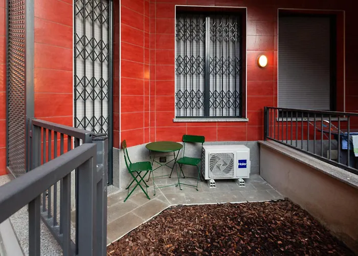 Guesthost - Cozy Corner With Balcony And Private Garage!