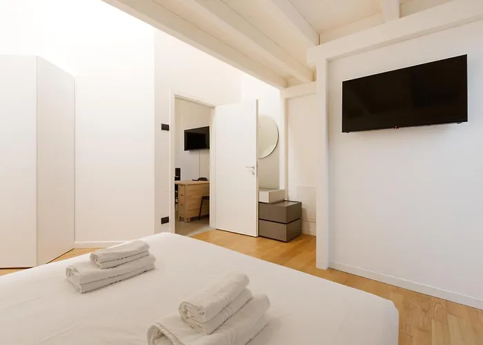 Guesthost - Cozy Corner With Balcony And Private Garage! דירה *