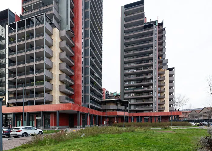 Guesthost - Cozy Corner With Balcony And Private Garage! *