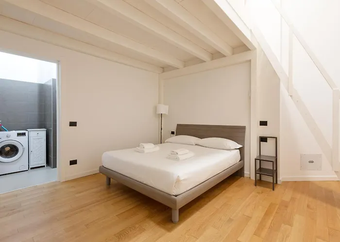 Guesthost - Cozy Corner With Balcony And Private Garage! דירה