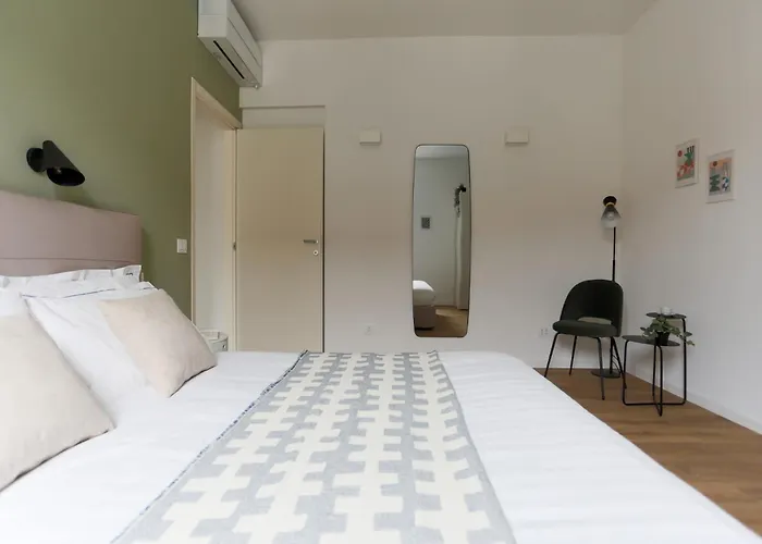 The Rent - Spacious And Renovated Two-bedroom Downtown *